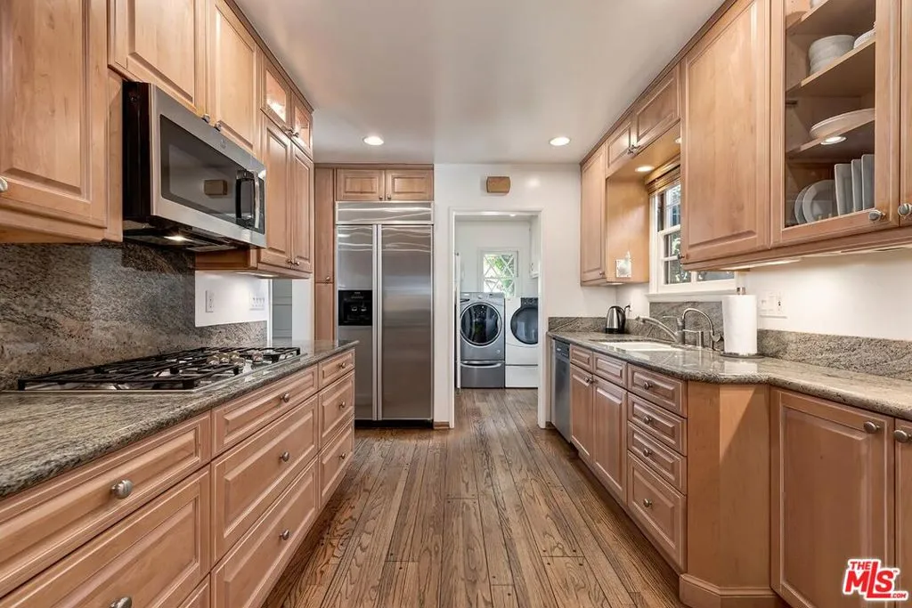 6910 Cantaloupe Avenue, Van Nuys, California 91405 home-pic-17